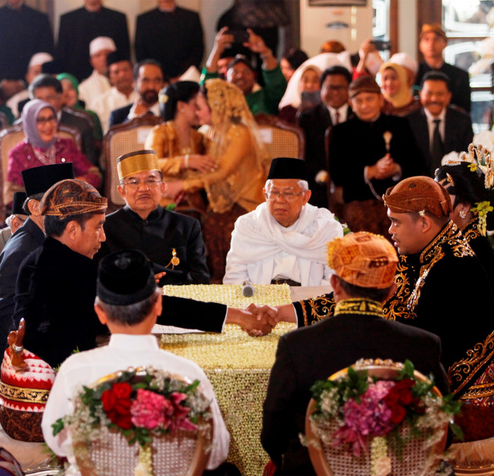 Di belakang Wapres Jusuf Kalla dan Ketua MUI KH Ma'ruf Amin yang menjadi saksi pernikahan, Ny. Iriana dan Ibunda Bobby, berpelukan mensyukuri lancarnya prosesi ijab kabul. 