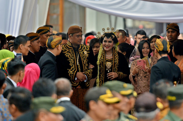Seusai prosesi akad nikah, pasangan pengantin baru, Bobby - Kahiyang, menyapa warga dan undangan yang berada di luar gedung Grha Saba Buana.