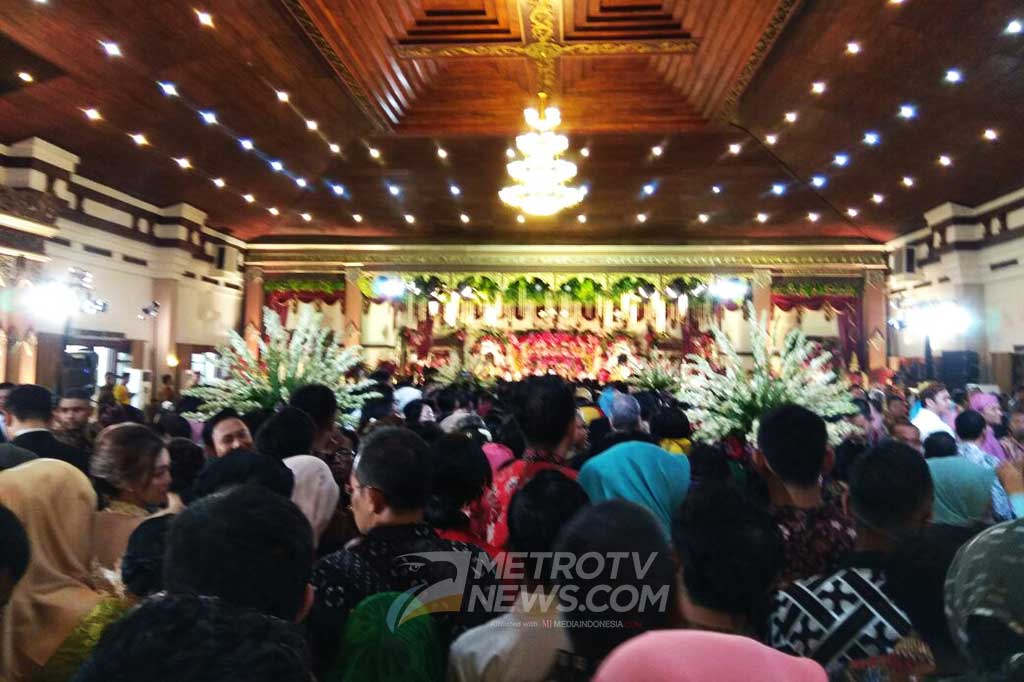 Ribuan tamu undangan, mulai dari kerabat, masyarakat umum, relawan, pejabat, pekerja seni, hingga politisi rela antre untuk memberikan ucapan selamat kepada kedua mempelai.