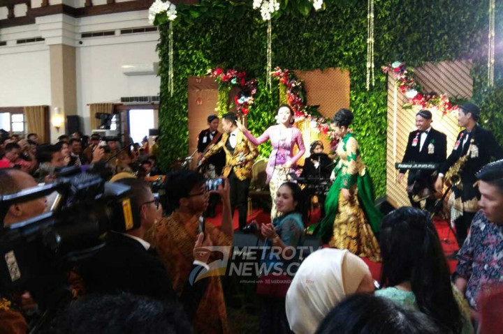 Para tamu yang berdiri berjam-jam dibuat nyaman dengan alunan tembang-tembang Jawa.