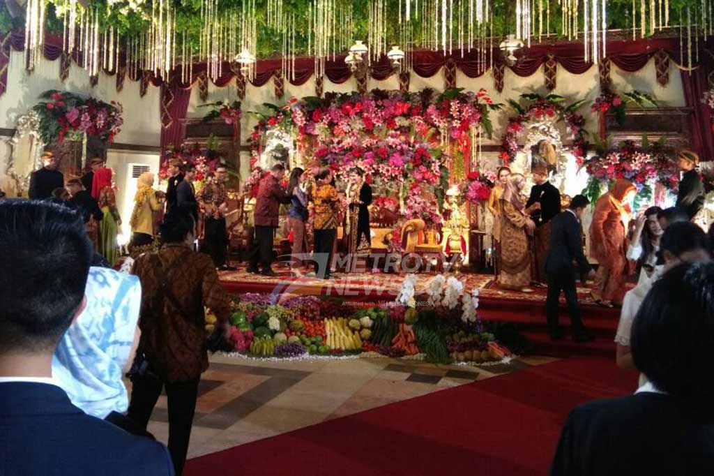 Kahiyang yang mengenakan adat Jawa berwarna hitam tampak cantik dan anggun, sementara Bobby juga tampak gagah dengan pakaian adat Jawa dan beskap warna senada.