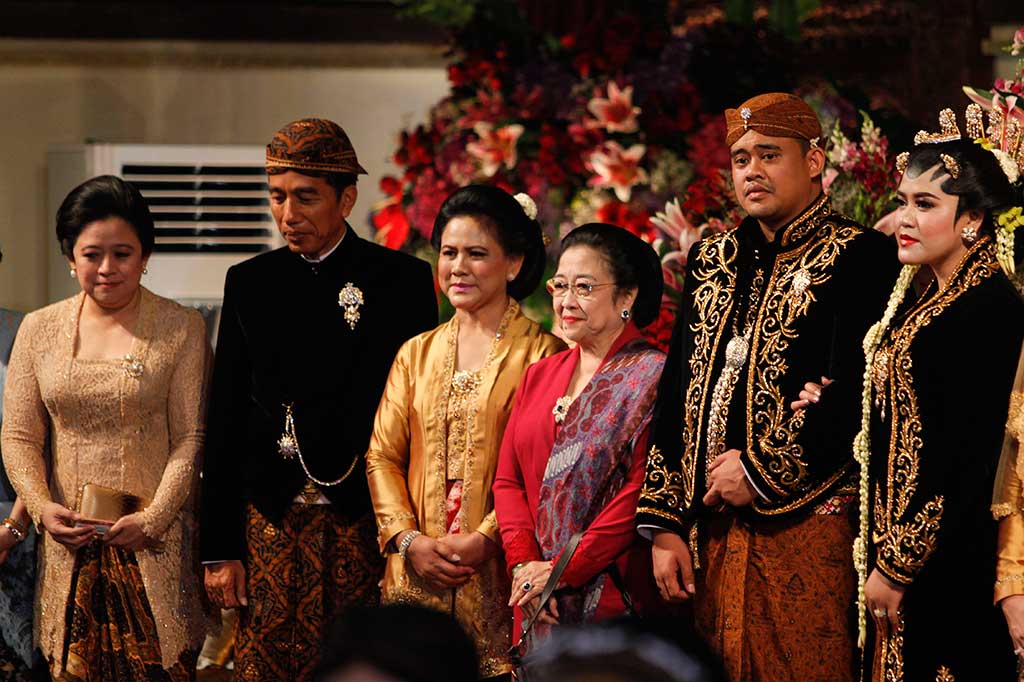 Presiden Joko Widodo dan Ibu Negara Iriana Jokowi berfoto bersama mantan presiden Megawati Soekarnoputri didampingi putrinya, Menko PMK Puan Maharani saat menghadiri pernikahan Kahiyang Ayu-Bobby Nasution. 