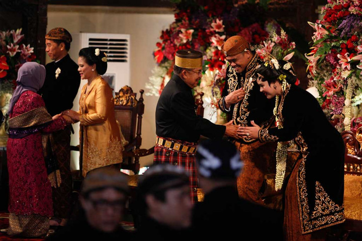 Wapres Jusuf Kalla didampingi istri Mufidah Kalla memberi ucapan selamat kepada Kahiyang-Bobby dan Jokowi-Iriana.