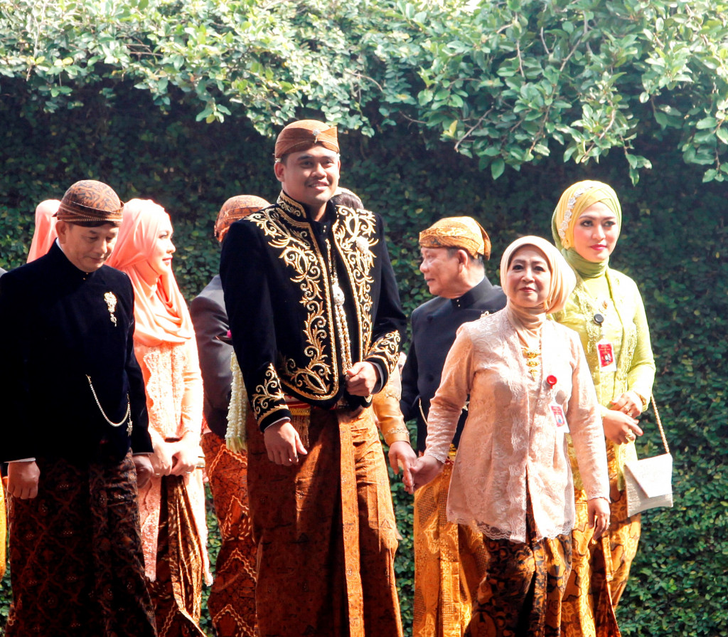 Bobby Nasution diantar keluar besarnya tiba di Grha Saba untuk menjalani rangkaian prosesi akad nikah. ANTARA FOTO/Maulana Surya