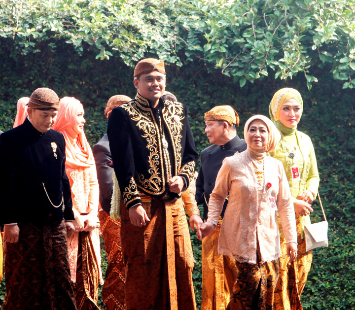 Bobby Nasution diantar keluar besarnya tiba di Grha Saba untuk menjalani rangkaian prosesi akad nikah. ANTARA FOTO/Maulana Surya