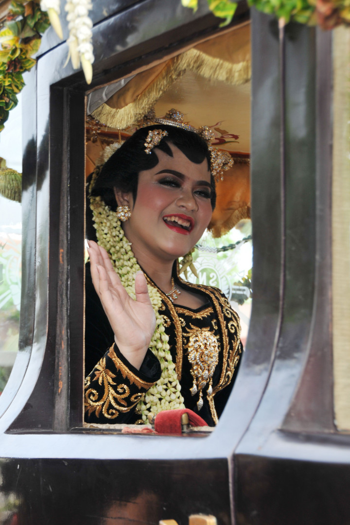 Khusus untuk Kahiyang Ayu, menggunakan kereta berkuda dengan hiasan ornamen emas. Sesuai adat Solo, kereta kencana hanya bagi calon pengantin wanita. 
