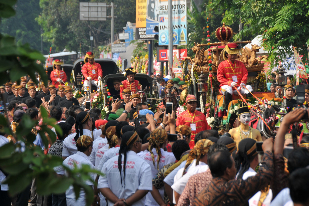 Ribuan orang yang menyambut meriah arak-arakan bukan hanya warga Surakarta, tapi kota-kota sekitarnya. 