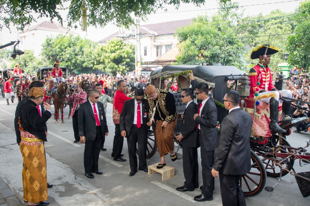 Bobby Nasution turun dari kereta kuda setibanya di tempat akan digelarnya prosesi akad nikah. ANTARA FOTO/Mohammad Ayudha