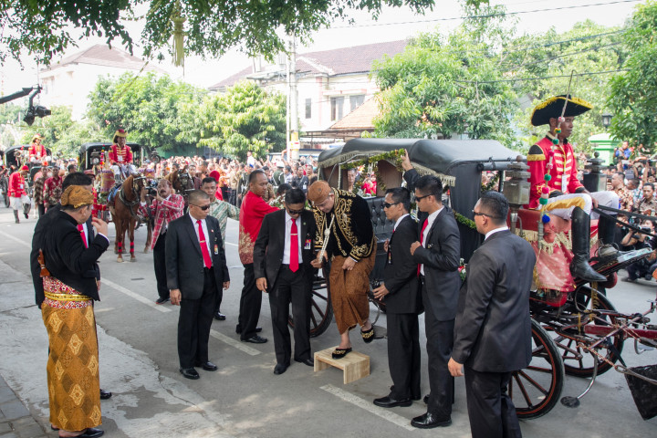 Bobby Nasution turun dari kereta kuda setibanya di tempat akan digelarnya prosesi akad nikah. ANTARA FOTO/Mohammad Ayudha