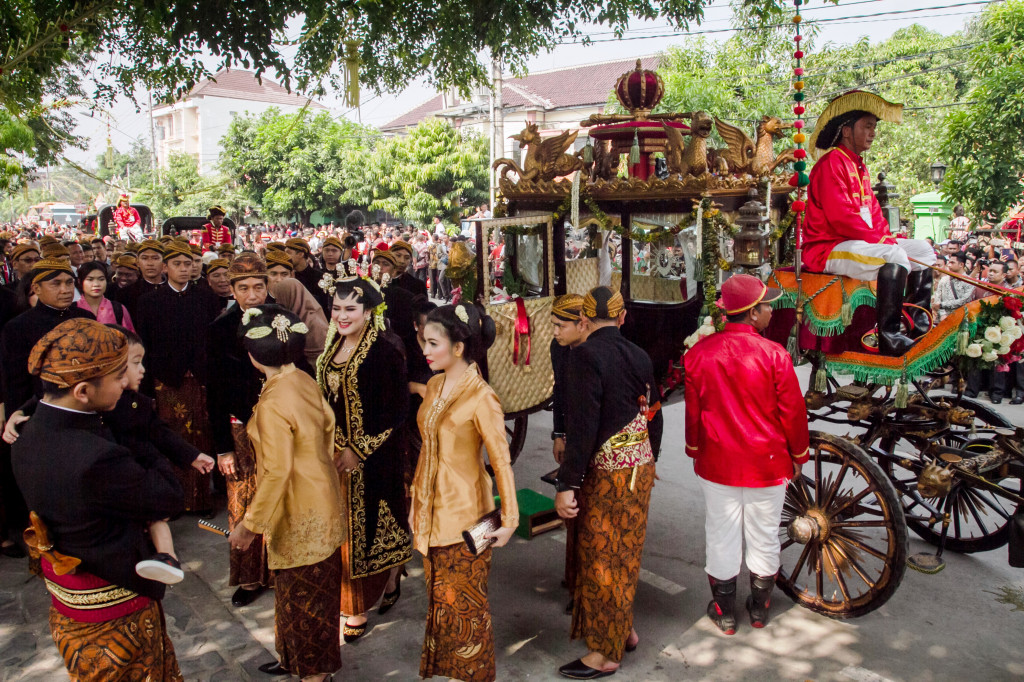 Kahiyang Ayu turun dari kereta kencana dan disambut seluruh anggota keluarganya. Akad nikah putri Presiden Joko Widodo dihadiri tamu undangan VVIP hingga, artis, hingga masyarakat umum. ANTARA FOTO/Mohammad Ayudha