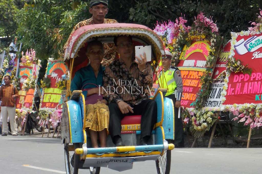 Puluhan tukang becak dengan mengenakan seragam baju batik mondar mandir mengantarkan para tamu undangan dari kantung parkir Lapangan Banyuanyar menuju Graha Saba Buana Sumber tempat acara resepsi Kahiyang-Bobby. MI/Ferdinand