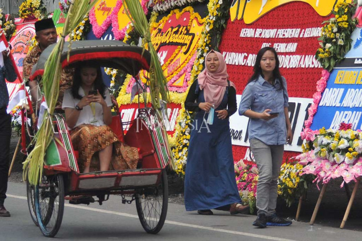 Tukang becak yang membawa dan mengantarkan tamu undangan tidak menarik biaya atau gratis, tetapi mereka tidak menolak jika diberikan tip dari para tamu. MI/Widjajadi