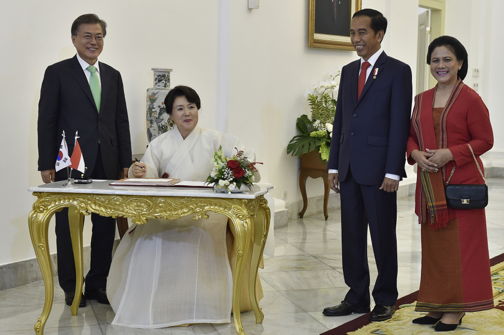 Ibu Negara Korsel, Ny. Kim Jung-sook, mengisi buku tamu setibanya di Istana Bogor, Bogor. Korsel saat ini adalah salah satu investor terbesar di Indonesia. 