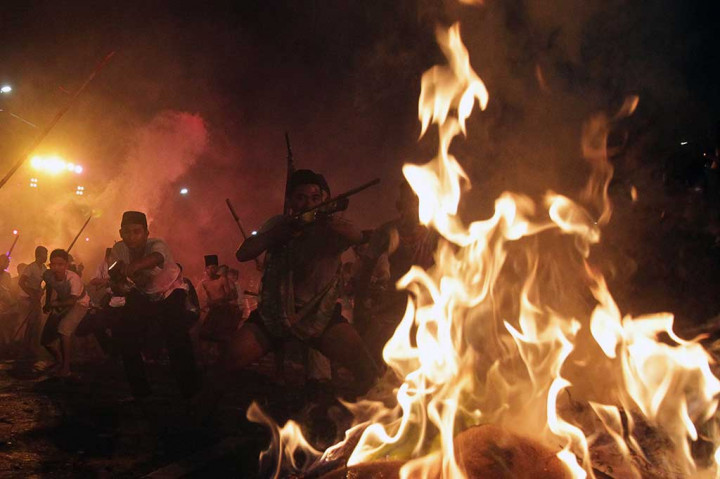 Warga mementaskan teaterikal pertempuran dalam drama kolosal Surabaya Membara di Jalan Pahlawan, Surabaya, Jawa Timur, Kamis (9/11/2017). Drama yang diikuti ratusan warga tersebut dalam rangka menyambut Hari Pahlawan yang diperingati setiap 10 November. ANTARA/Moch Asim