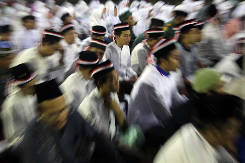 Pelajar, anggota TNI, kiai, dan tokoh masyarakat memanjatkan doa  untuk para pahlawan, di Taman Makam Pahlawan, Kediri, Jawa Timur, Kamis (9/11/2017). ANTARA/Prasetia Fauzani