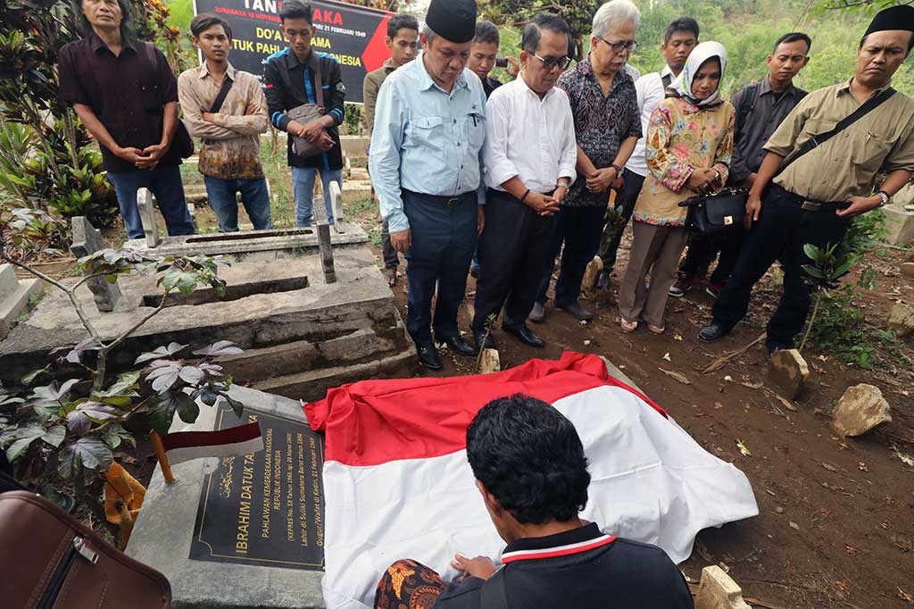Peziarah memanjatkan doa di makam pahlawan nasional Tan Malaka di lereng gunung Wilis, Desa Selopanggung, Kediri, Jawa Timur, Kamis (9/11/2017). ANTARA/Prasetia Fauzani