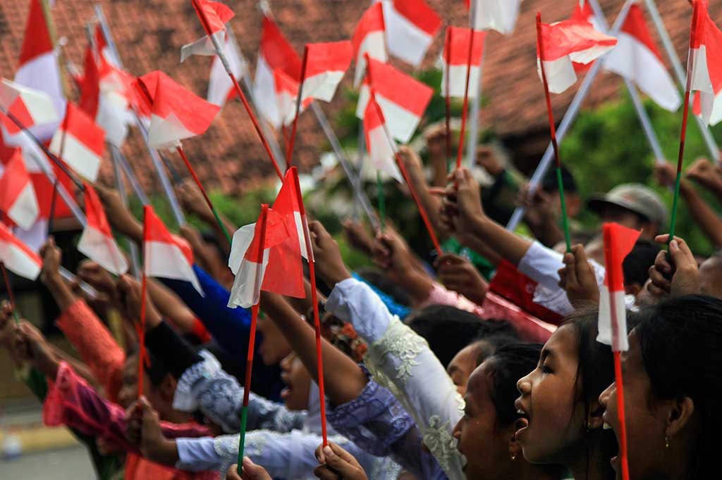 Siswa SD Negeri Joho 2 Sukoharjo mementaskan drama teaterikal perjuangan melawan penjajah, di sekolah setempat, Sukohajo, Jawa Tengah, Kamis (9/11/2017). ANTARA/Maulana Surya