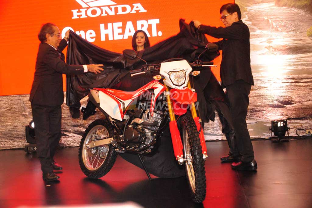 Petinggi PT Astra Honda Motor membuka selubung penutup motor saat prosesi launching.