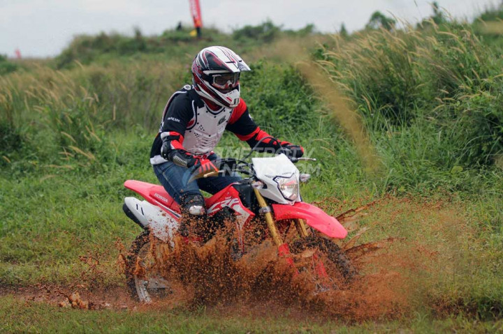 Para jurnalis menjajal motor di trek off road, Pagedangan, BSD City, Tangerang Selatan.