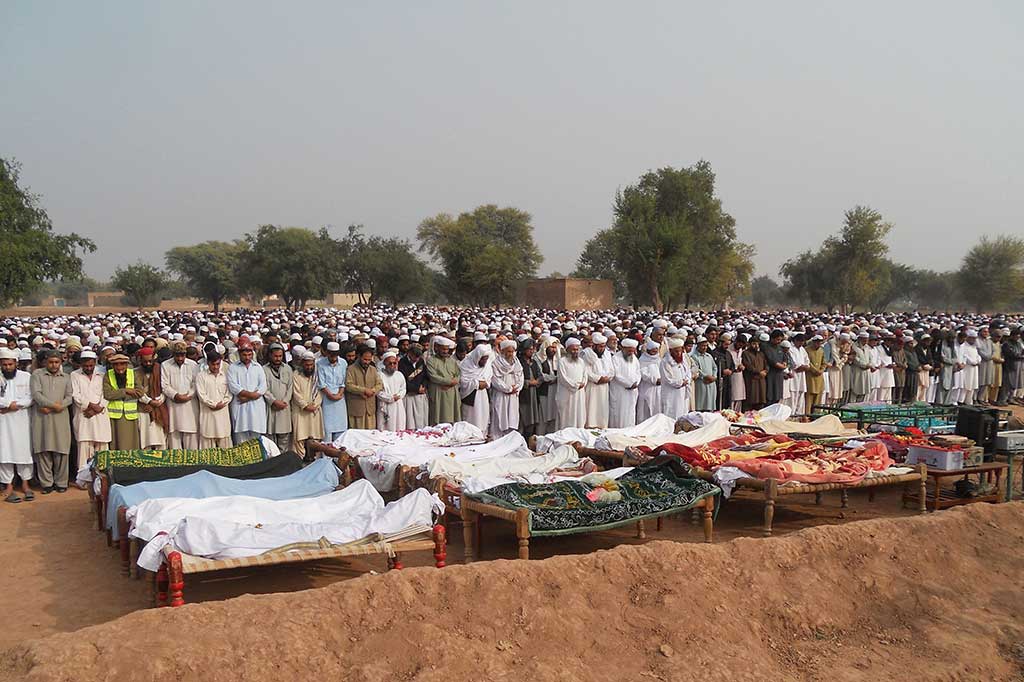Kerabat dan warga melakukan salat jenazah terhadap korban bus jatuh ke jurang di Distrik Kohat, Khyber Pakhtunkhwa, Kamis (9/11/2017).
