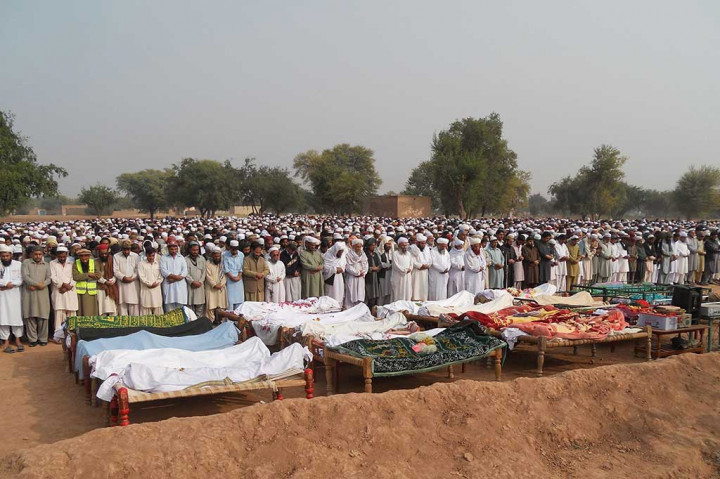Kerabat dan warga melakukan salat jenazah terhadap korban bus jatuh ke jurang di Distrik Kohat, Khyber Pakhtunkhwa, Kamis (9/11/2017).