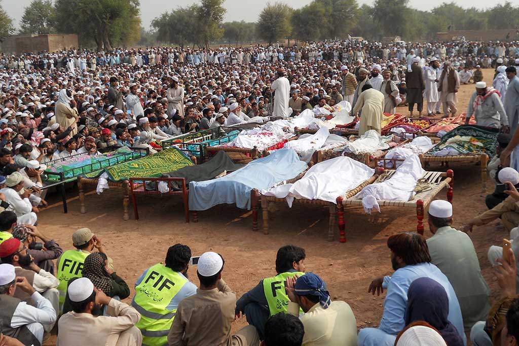 Sedikitnya 26 orang tewas dan 46 lainnya cedera akibat bus yang mereka tumpangi jatuh ke jurang didekat desa Dhok Pathan, sekitar 115 kilometer sebelah barat daya Islamabad, Rabu (8/11/2017) malam sekitar pukul 22.00 waktu setempat. Sedikitnya 18 orang tewas di tempat, sementara yang lainnya belakangan menyerah pada luka yang mereka derita.