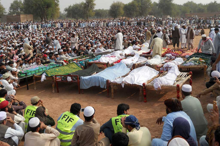 Sedikitnya 26 orang tewas dan 46 lainnya cedera akibat bus yang mereka tumpangi jatuh ke jurang didekat desa Dhok Pathan, sekitar 115 kilometer sebelah barat daya Islamabad, Rabu (8/11/2017) malam sekitar pukul 22.00 waktu setempat. Sedikitnya 18 orang tewas di tempat, sementara yang lainnya belakangan menyerah pada luka yang mereka derita.