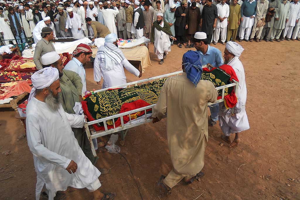 Bus naas itu sedang membawa 82 orang ke kegiatan keagamaan di Ibu Kota Provinsi tersebut, Lahore, dari Attock. Menurut polisi pengemudi bus tersebut kurang berpengalaman dan tak bisa mengendalikan kendaraannya saat melewati tikungan tajam dengan kecepatan tinggi.