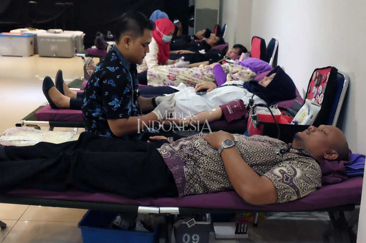 Metro TV bekerja sama dengan Palang Merah Indonesia mengadakan kegiatan donor darah di Gedung Media Group, Kedoya, Kebon Jeruk, Jakarta Barat, Jumat (10/11/2017).