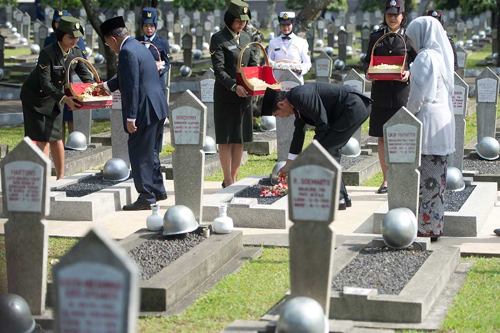 Presiden Joko Widodo (kedua kanan) bersama Wakil Presiden Jusuf Kalla menaburkan bunga di sejumlah makam pahlawan dengan disaksikan Menteri Sosial Khofifah Indar Parawansa (kanan) di Taman Makam Pahlawan Kalibata, Jakarta, Jumat (10/11/2017). 