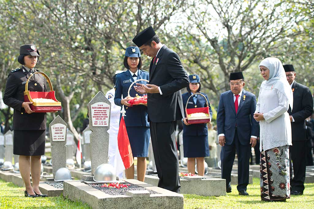 Presiden Jokowi berdoa usai menaburkan bunga di sejumlah makam pahlawan.