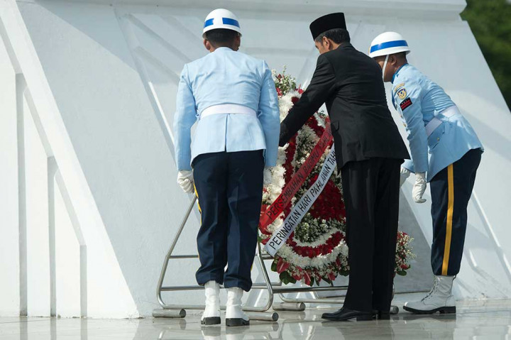 Presiden meletakkan karangan bunga di Plaza Taman Makam Pahlawan Nasional, Kalibata, Jakarta.