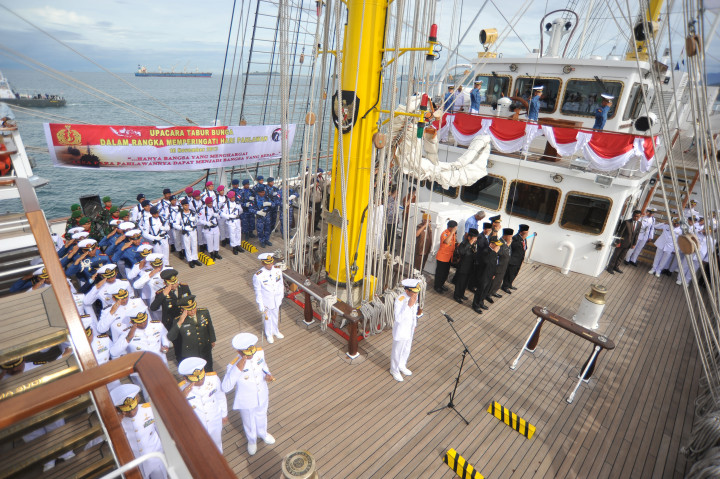 Suasana upacara tabur bunga memperingati Hari Pahlawan di atas KRI Bima Suci, di perairan Padang. Upacara tersebut dilangsungkan di tengah laut berjarak sekitar tiga mil dari Dermaga Pelabuhan Teluk Bayur, Padang.