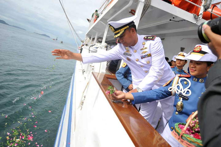 Perwira Pelaksana Latihan KJK 2017 Letkol Laut (P) Tonny Sundah, didamping sejumlah taruni melakukan tabur bunga ke laut. Sejumlah perwakilan masyarakat juga mengikuti upacara di atas kapal latih tersebut.
