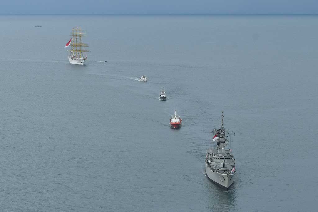 Selain KRI Bima Suci, peringatan Hari Pahlawan itu juga diiringi oleh KRI Yos Sudarso, serta Kapal milik Badan SAR Nasional. 