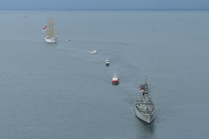 Selain KRI Bima Suci, peringatan Hari Pahlawan itu juga diiringi oleh KRI Yos Sudarso, serta Kapal milik Badan SAR Nasional. 