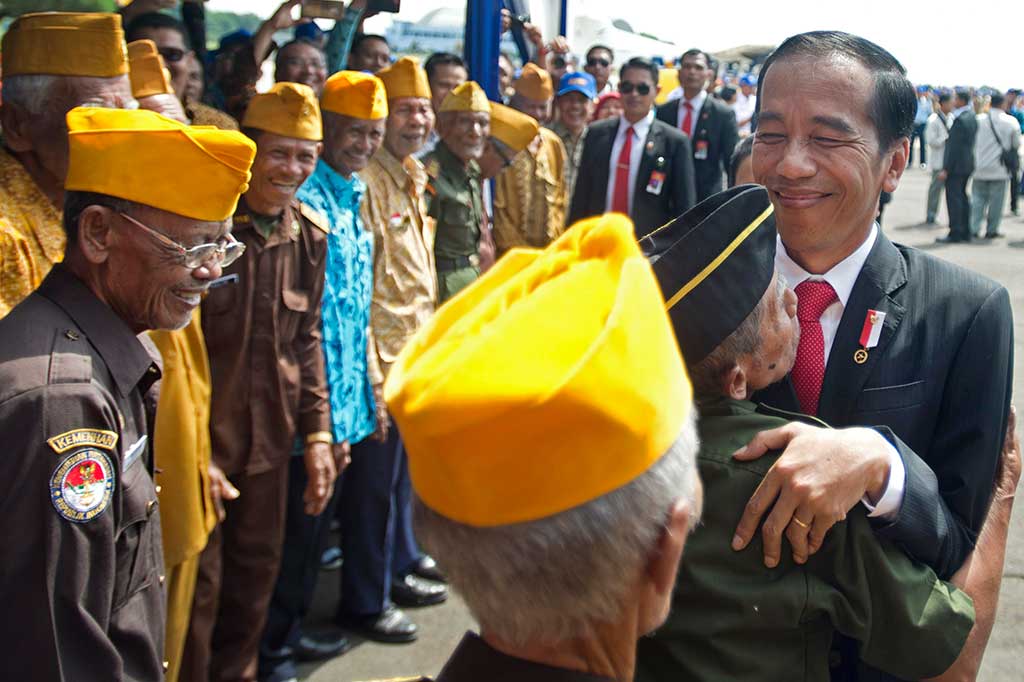 Presiden Jokowi dipeluk oleh seorang veteran usai acara penamaan pesawat N219.