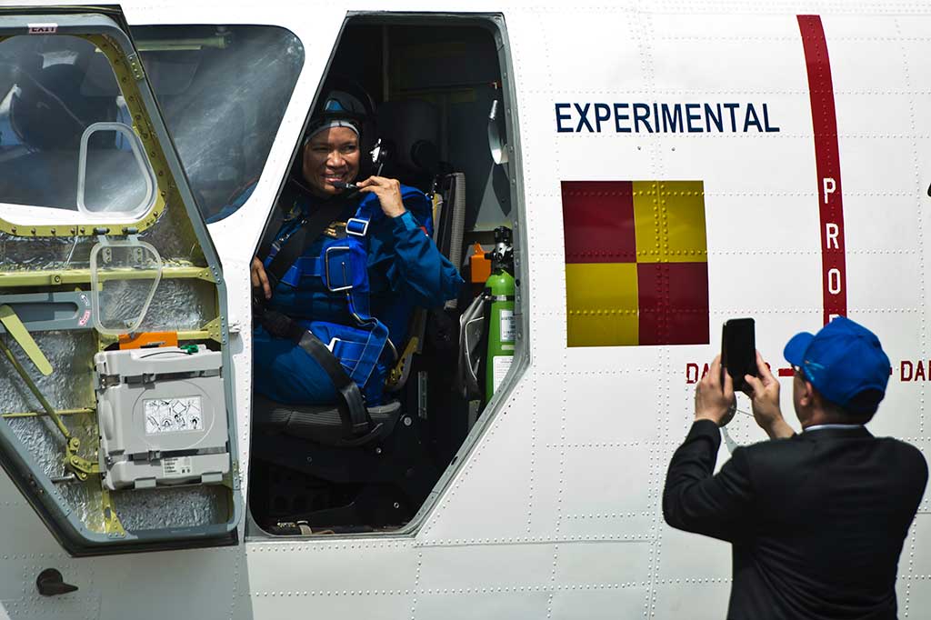 Chief Test Pilot Esther Gayatri Saleh berfoto sebelum melakukan uji coba terbang usai pemberian nama pesawat N219.