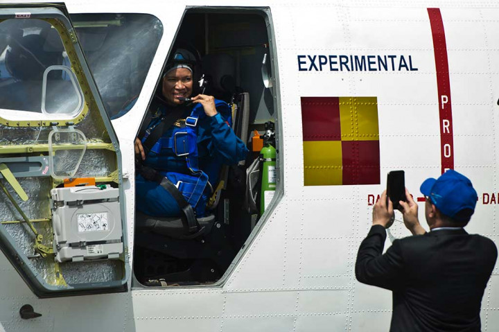 Chief Test Pilot Esther Gayatri Saleh berfoto sebelum melakukan uji coba terbang usai pemberian nama pesawat N219.