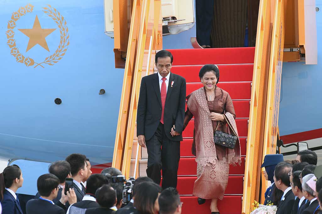 Presiden Joko Widodo didampingi Ibu Negara Iriana Jokowi melangkahkan kaki turun dari pesawat saat tiba di Bandara Internasional Da Nang, Vietnam, Jumat (10/11/2017).