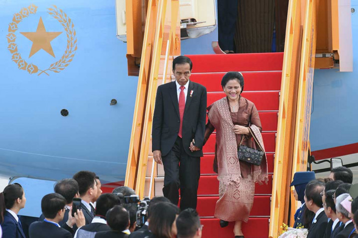 Presiden Joko Widodo didampingi Ibu Negara Iriana Jokowi melangkahkan kaki turun dari pesawat saat tiba di Bandara Internasional Da Nang, Vietnam, Jumat (10/11/2017).
