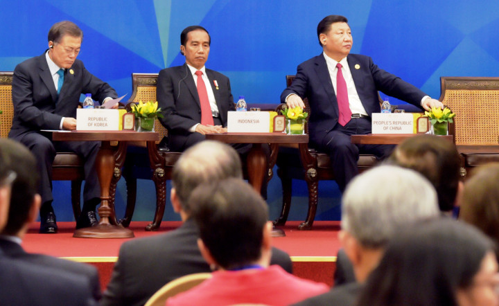 Presiden Joko Widodo diapit Presiden Cina Xi Jinping dan Presiden Korsel Moon Jae-in dalam forum APEC Business Advisory Council (ABAC). Indonesia mendorong APEC dalam penguatan ekonomi regional, ekonomi inklusif dan inovatif serta internasinalisasi UMKM