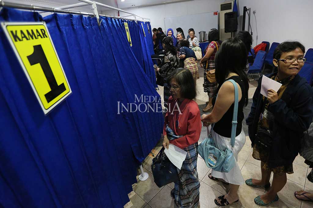 Warga antre untuk menjalani IVA test gratis kanker serviks di DPP Partai NasDem, Jakarta, Jumat (10/11/2017).