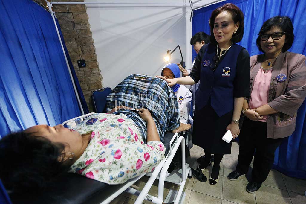 Ketua DPP Partai NasDem bidang Kesehatan Perempuan dan Anak Amelia Anggraini (dua kanan) dan Ketua DPP Garnita Malahayati NasDem Irma Suryani Chaniago, saat mengunjungi warga yang mengikuti IVA test gratis kanker serviks.