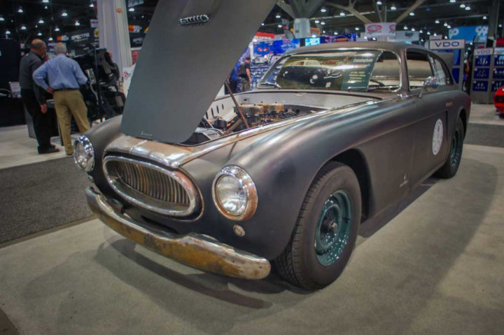 Cunningham C-3  buatan 1952 hanya diproduksi sebanyak 25 unit pada tahun 1950an. Ini merupakan versi jalan raya dari mobil balap Cunningham yang didaulat sebagai rival Ferrari di era keemasan motor sport. Mobil masih dilengkapi dengan mesin asli 331 Chrysler Hemi dan dalam kondisi aslinya dengan platina yang bagus. Menariknya semua 25 Cunningham C3 masih ada saat ini, yang sedang direstorasi oleh Jay Leno pada 2016. Autoguide