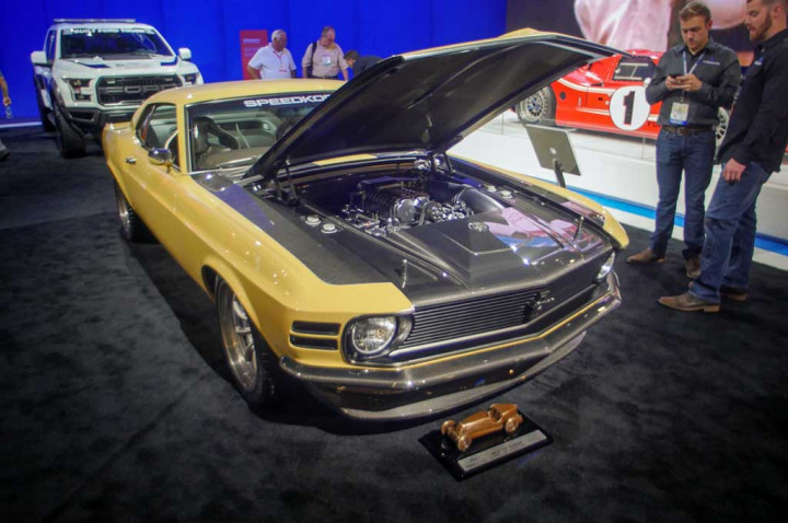 Mustang Boss 302 buatan 1920 ini dimiliki oleh aktor Robert Downey Jr. yang berperan di film Iron Man. Rumah modifikasi Speedkore dipercaya untuk menggarap modifikasi mobil ini. Interiornya memiliki pola tenunan yang diseduaikan dengan aksen serat karbon di sekitar mobil, memberikan tampilan modern sekaligus menjaga agar kesan vintage tetap hidup, dengan pelek bergaya Mini-Lite. Mesin 5.0 L supercharged-nya mampu memuntahkan tenaga 580 daya kuda. Autoguide