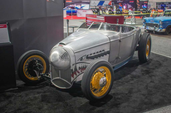 Mobil Ford Roadster 1932 ini telah dimodifikasi oleh bengkel modifikasi Chip Foose, untuk memberikan penghormatan pada pesawat Perang Dunia Kedua. Finishing-nya memperlihatkan flathead Lincoln-Zephyr V12, dengan desain interior bergaya orisinil. Autoguide