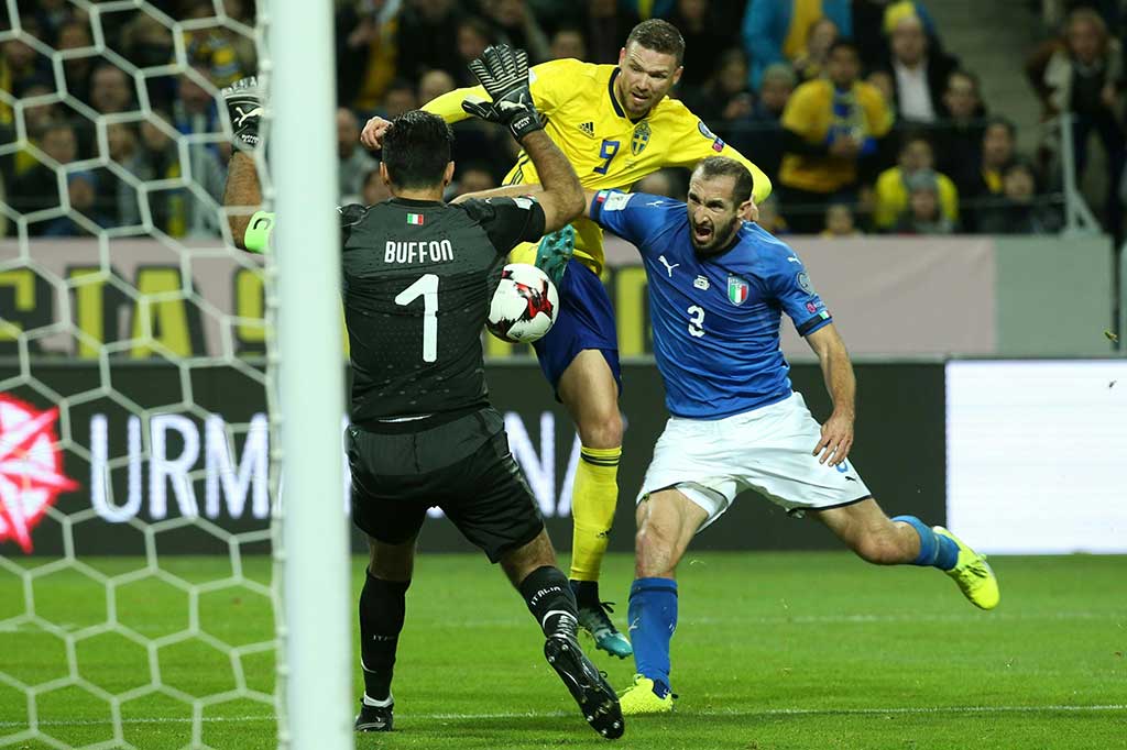 Sementara peluang Marcus Berg masih mampu dihalau kiper Gianlugi Buffon. 