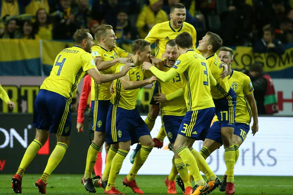 Johannson melakukan selebrasi bersama rekan-rekan setimnya.