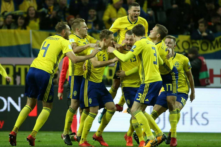 Johannson melakukan selebrasi bersama rekan-rekan setimnya.